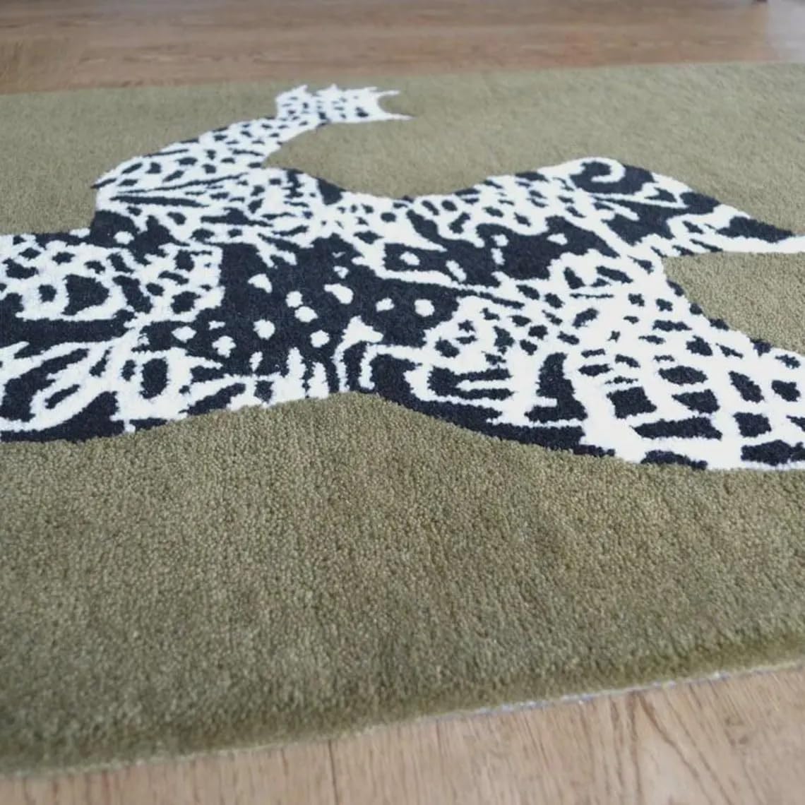 Climbing Jaguar Tufted Rug - Image 10